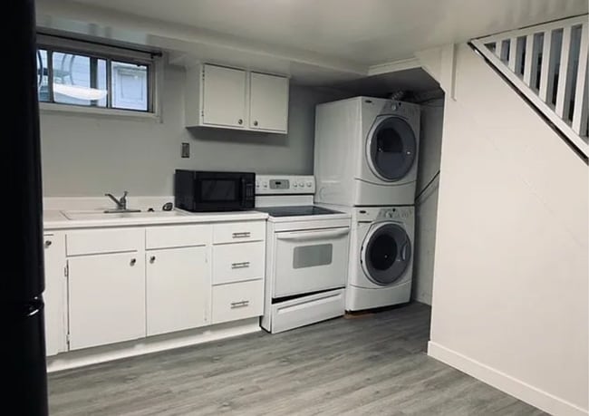 Building Photo - Spacious 4-Bedroom Home – with 2nd Kitchen & Private Entrance!