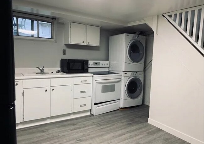Building Photo - Spacious 4-Bedroom Home – with 2nd Kitchen...