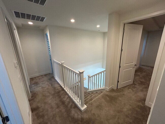 Building Photo - Spacious 4 Bed 2.5 Bath Home in Ellis with Solar!