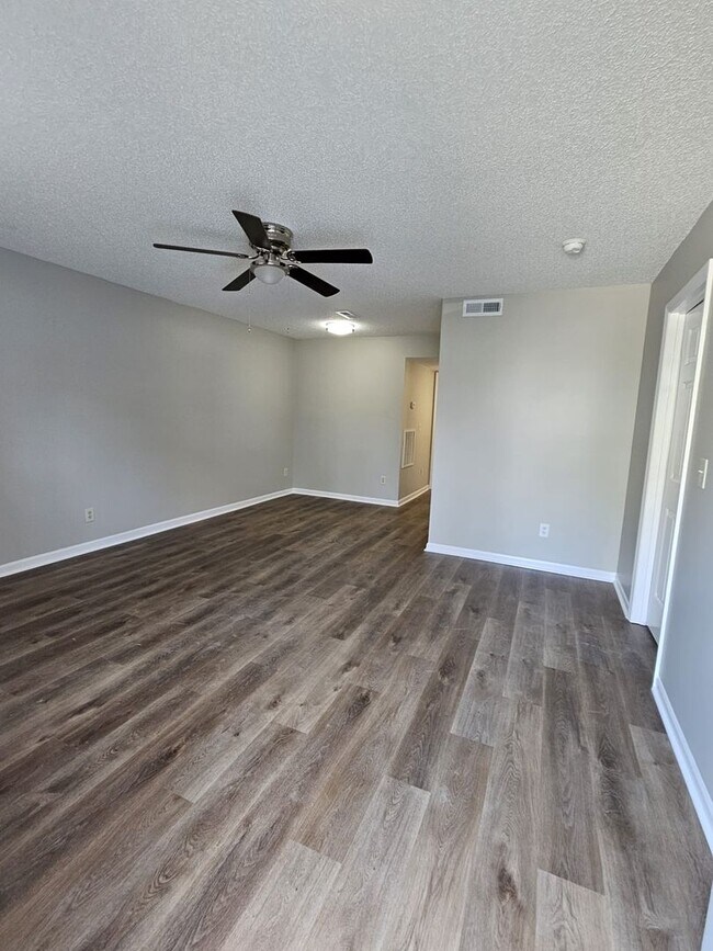 Building Photo - Three bedroom, 2 bath condo in High Point