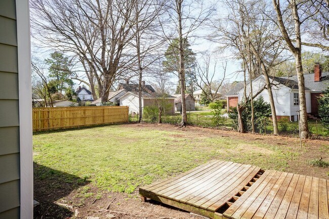 Building Photo - Three Bedroom Home!