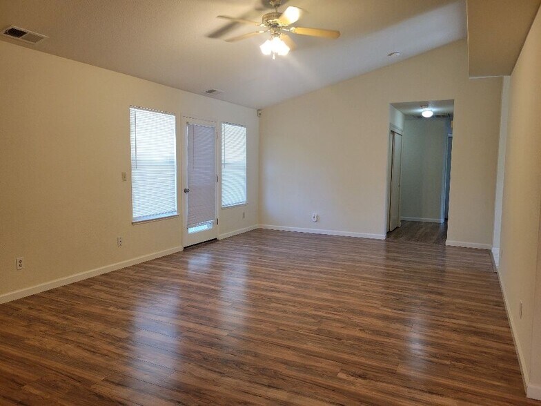 Building Photo - 1812 College Greens Dr