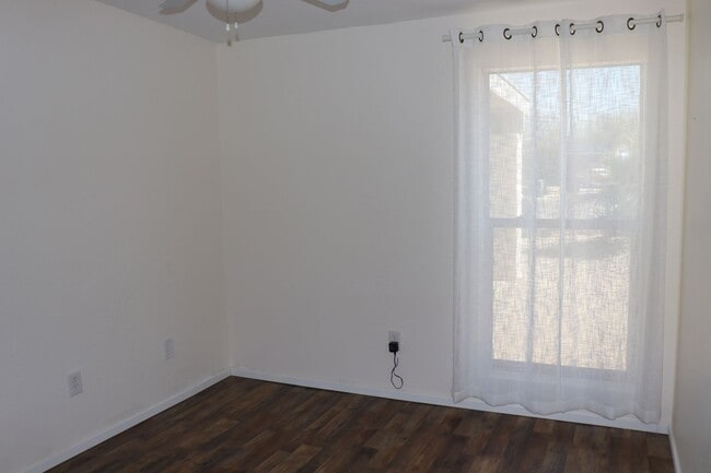 Building Photo - 5 Bedroom, 2 Bathroom