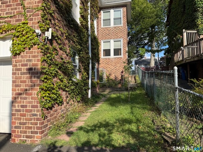 Building Photo - 512 Townsend Ave