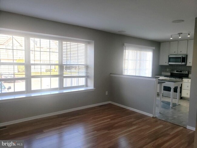 Building Photo - 5002 Essex Ln