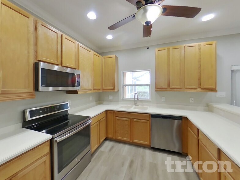 Building Photo - 16651 Midsummer Ln