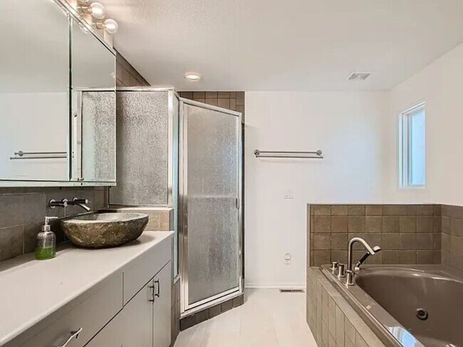 Building Photo - Fully Furnished Beautiful, 3 bedroom/2.5 F...