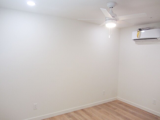 Building Photo - Center (267) North