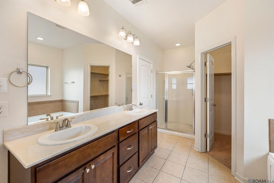 Building Photo - 13440 Larch Ct