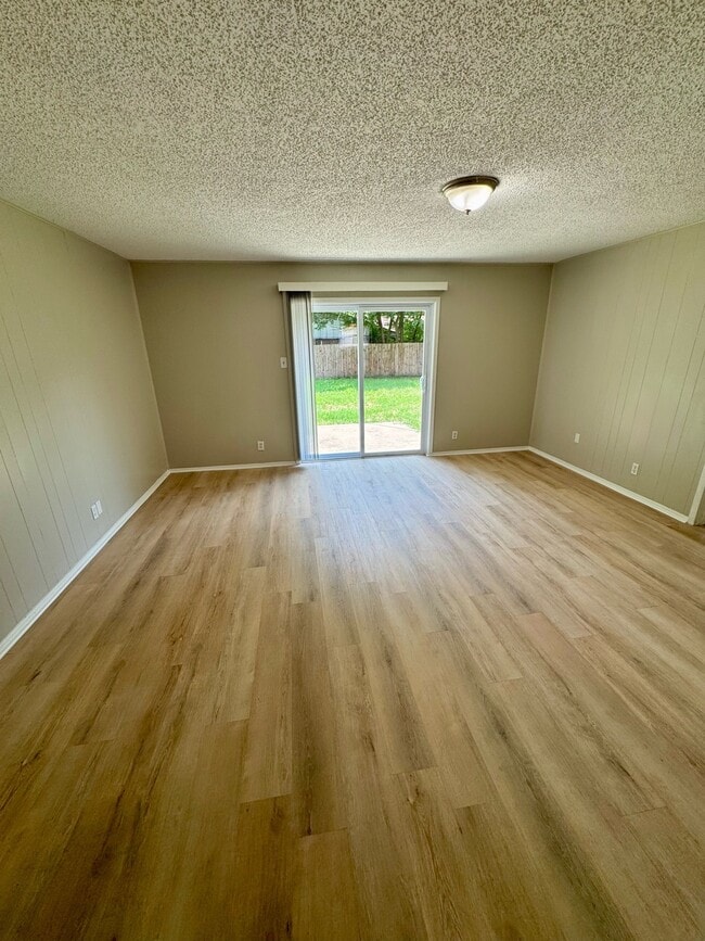 Building Photo - 6000 Lindy Ln