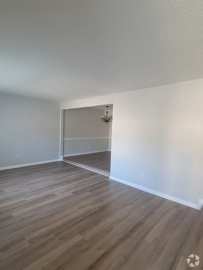 Building Photo - 4 bedroom 2.5 bathroom townhouse