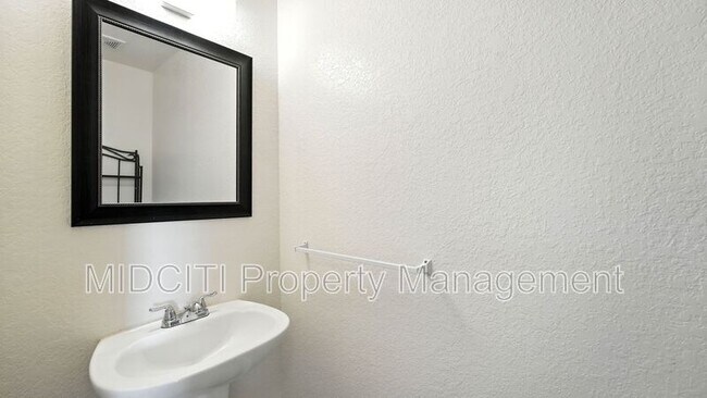 Building Photo - 209 Hinge Loop