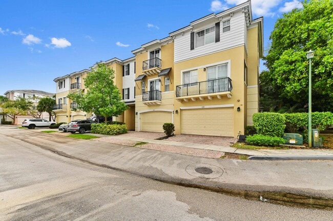 Building Photo - 642 NW 38th Cir