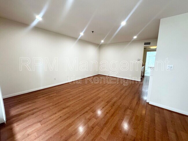 Primary Photo - 843 Hayworth Ave