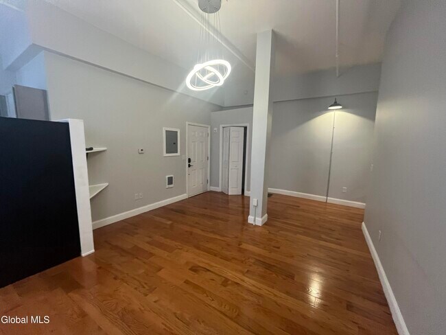 Building Photo - 37 Maiden Ln