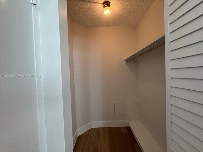 Building Photo - 825 Brickell Bay Dr