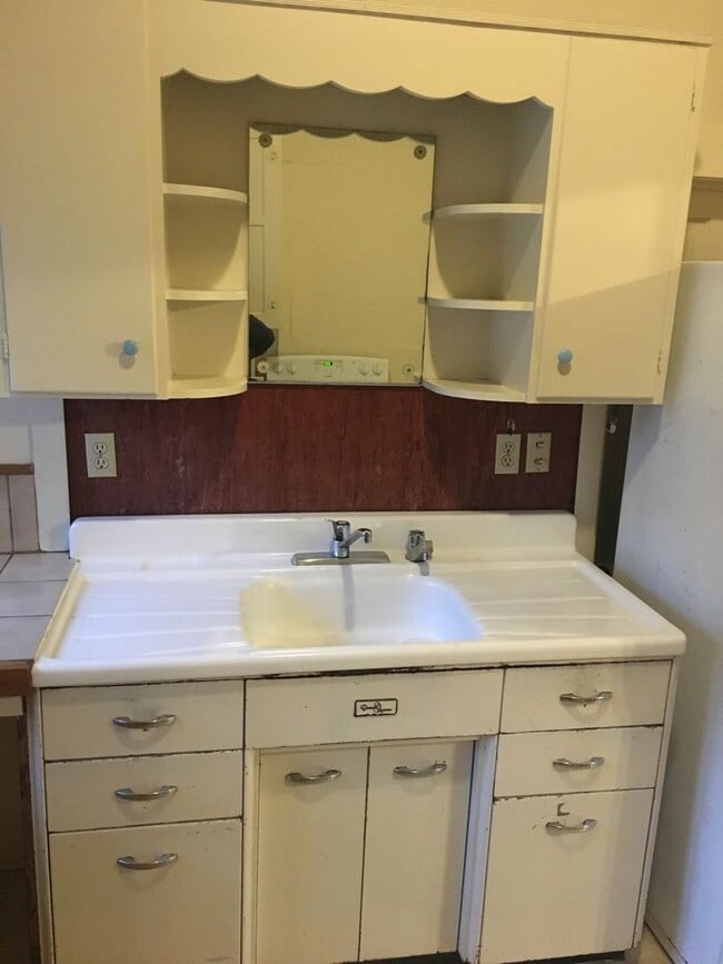 Building Photo - Campus House ~ 4 bedroom, 2 bath