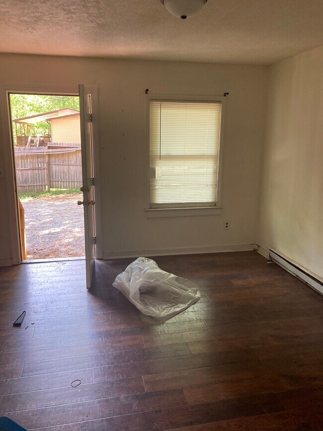 Building Photo - 963 Redwood Dr