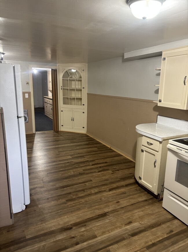 Building Photo - 2 S Vine St