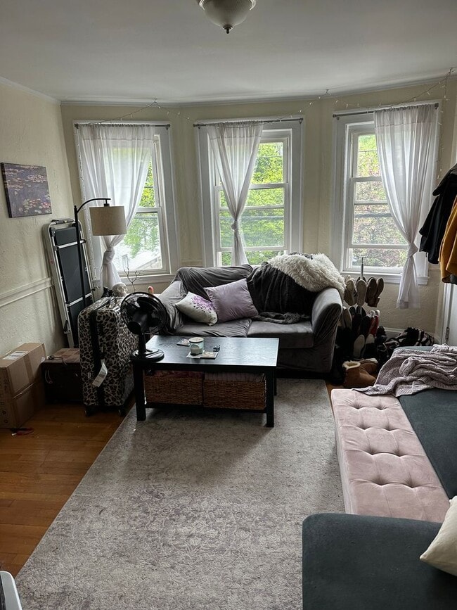 Building Photo - No Brokers Fee, Pets-Friendly , Parking Included, Porch, Laundry on a Site