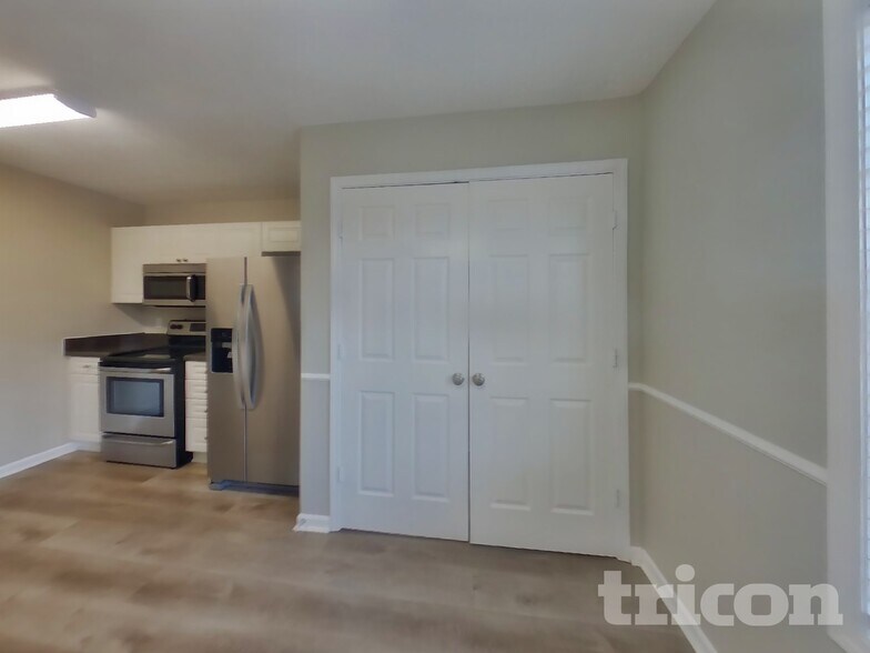 Building Photo - 121 Willowleaf Ln