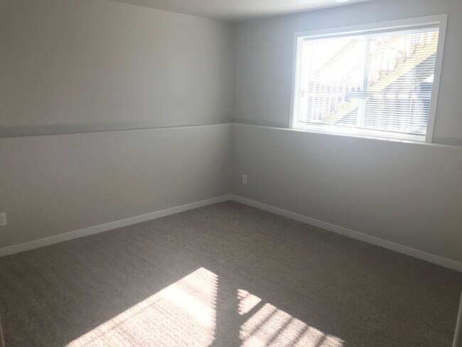 Building Photo - 807 Cathy Dr W