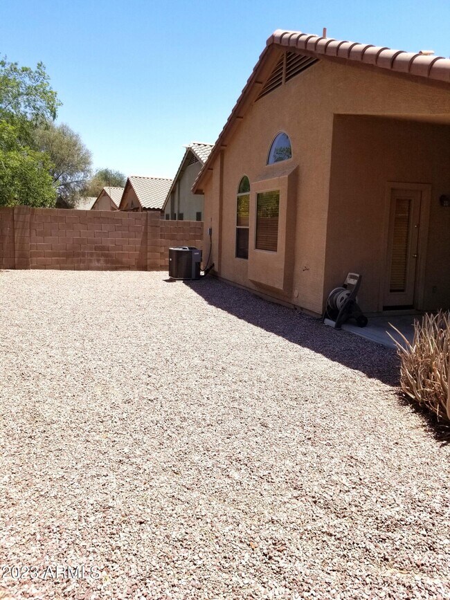 Building Photo - 712 E Marigold Pl