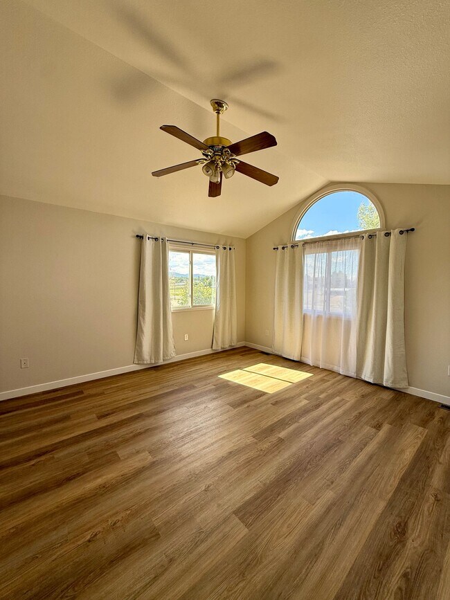 Building Photo - 411 Ruby Dr