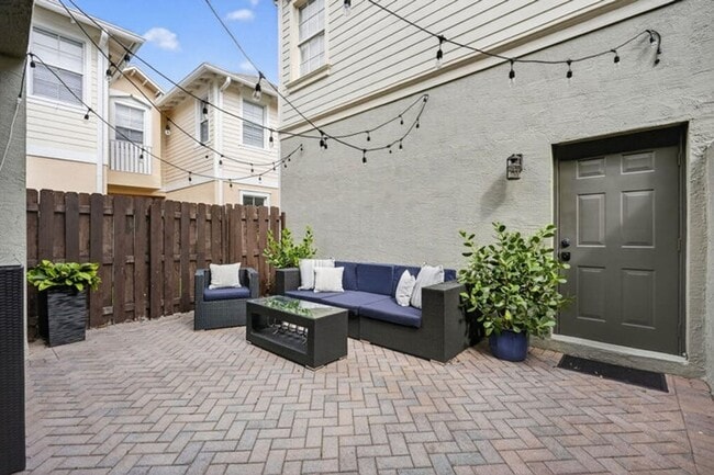 Building Photo - 203 E Thatch Palm Cir