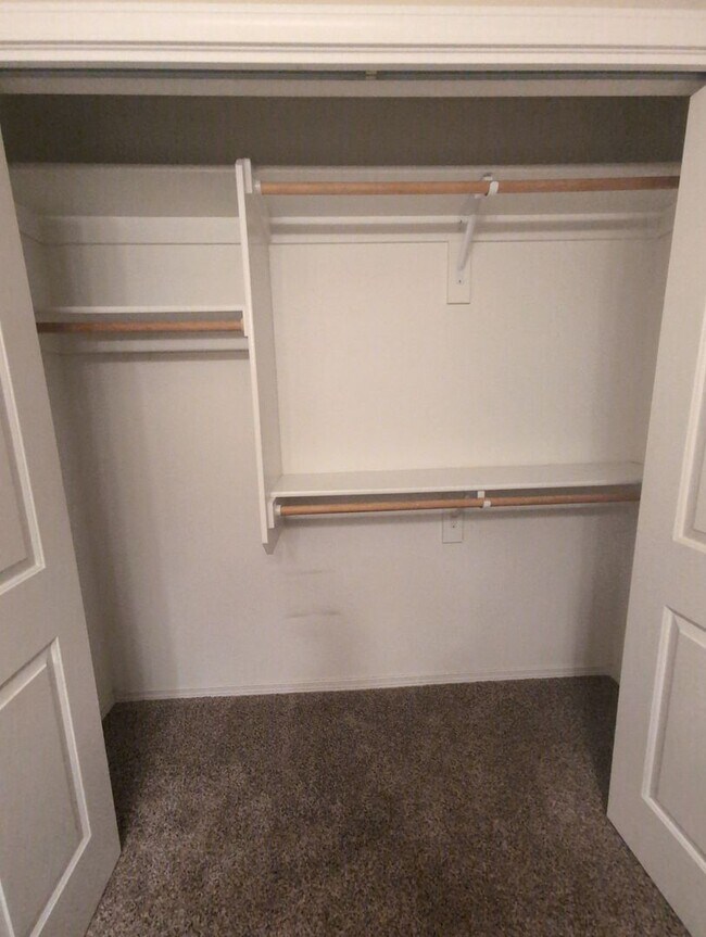 Building Photo - 917 W Ellendale Ave