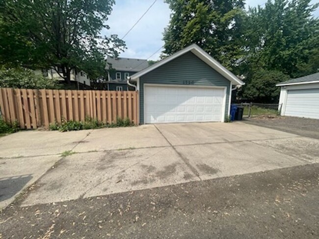Building Photo - Beautiful, Charming and Well Maintained Fo...