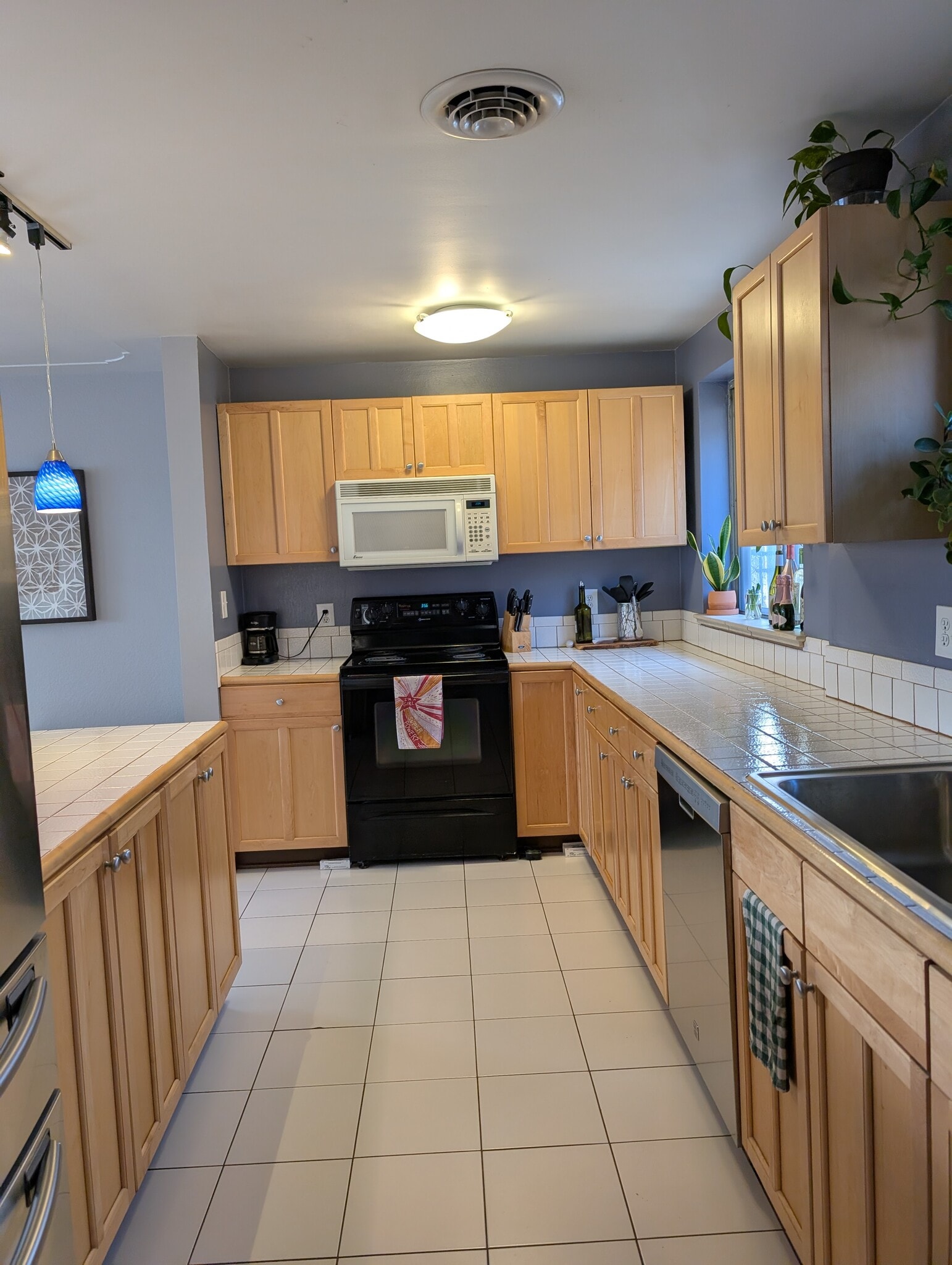 Building Photo - 1394 S Corona St