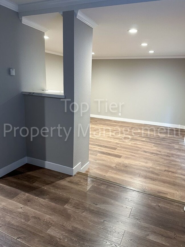 Building Photo - Meticulously renovated 2 Bd/1 Ba, 889 sf, ...
