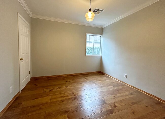 Building Photo - Charming 3-Bedroom Home for Rent in Prime ...