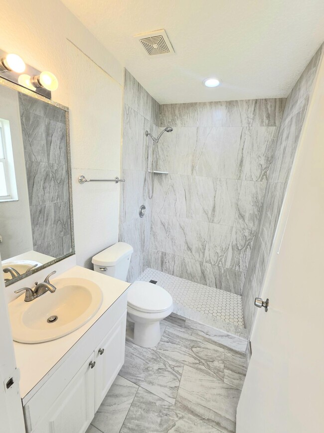 Building Photo - 569 E Ridge Cir N