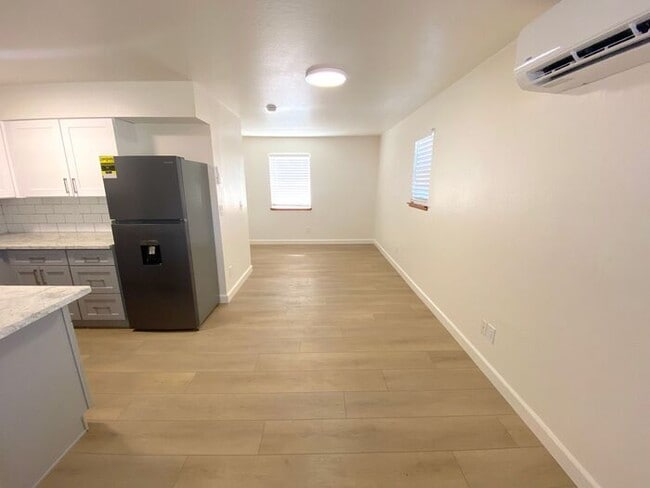 Building Photo - "TinyHouse" Apartment Downstairs - Washer/Dryer, Dishwasher, AC, Parking Space