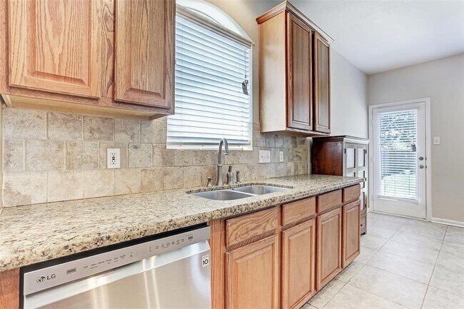 Building Photo - 8607 Saratoga Dr