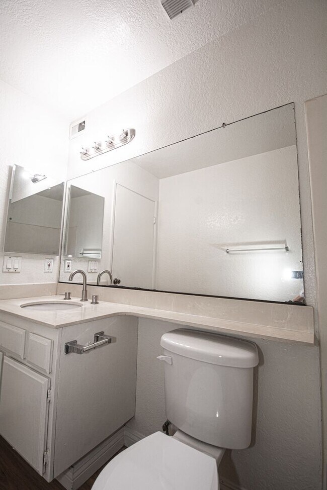 Building Photo - 22840 Hilton Head Dr