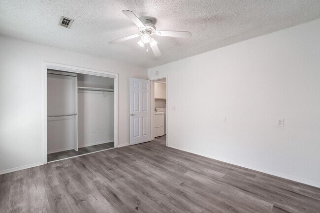 Building Photo - Spacious duplex in Fayetteville!