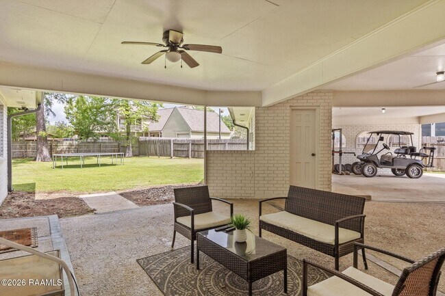 Building Photo - 610 E Demanade Dr
