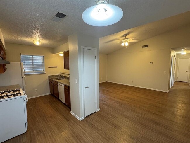 Building Photo - 5112 Meadow Creek Dr