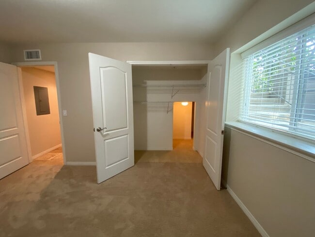 Building Photo - Great Tri-Level Townhome in Coastal Carlsbad Location!