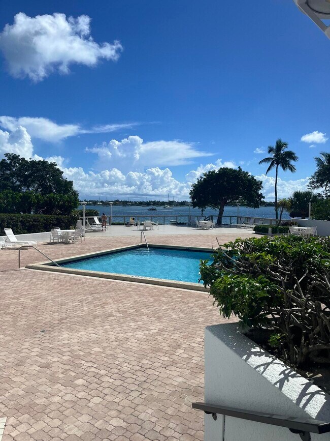 Building Photo - 5600 N Flagler Dr