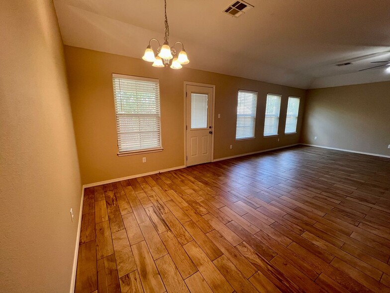 Building Photo - 601 Ridge Point Dr
