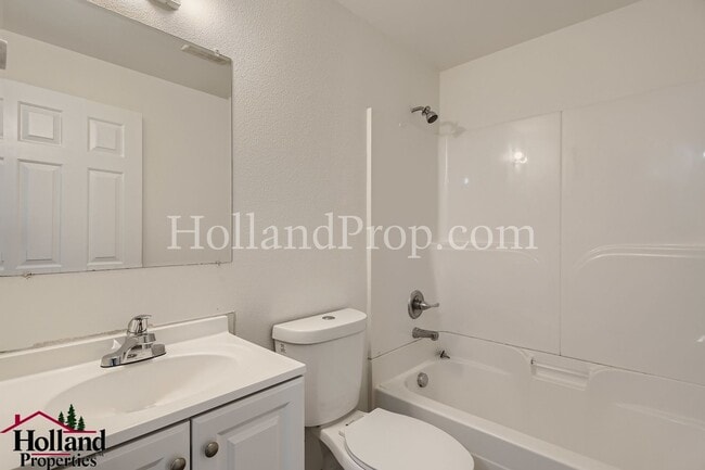 Building Photo - COming Soon! Charming & Convenient Living in Southeast Portland!