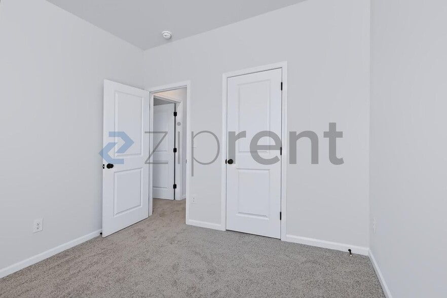 Building Photo - Unit