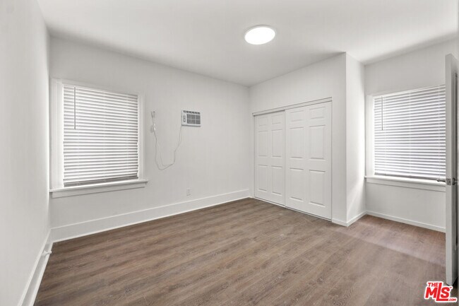 Building Photo - 926 S Mariposa Ave