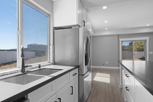 Building Photo - 1047 W Boston Ct