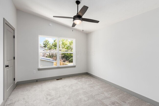 Building Photo - 858 E Starr Ave