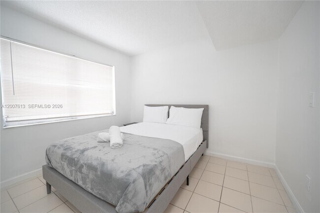 Building Photo - 500 NE 26th St